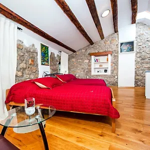 Oscar Iv With Terrace And Sea View Appartamento Rovigno